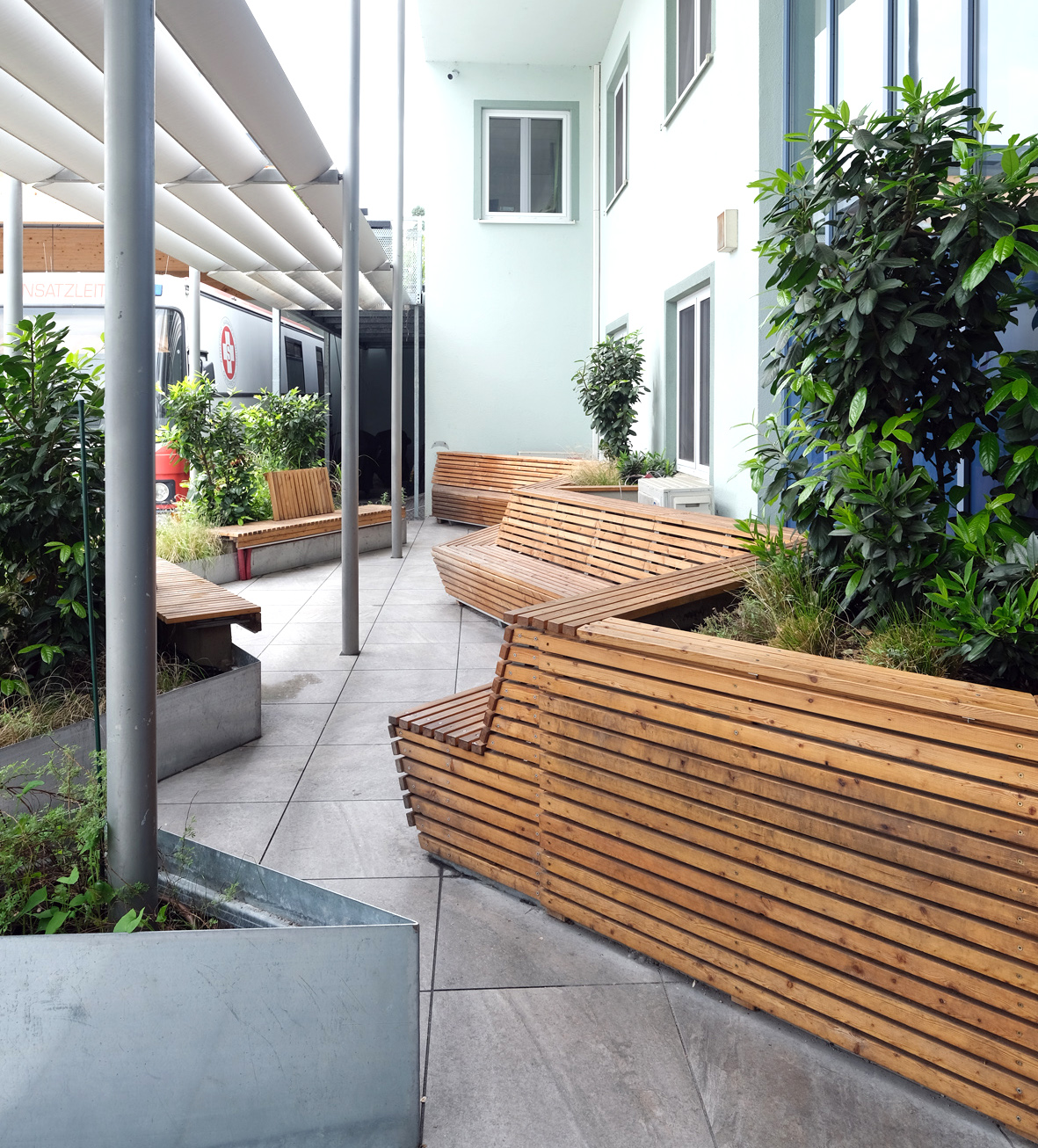 Neugestaltung Außenbereich Arbeiter-Samariterbund Floridsdorf-Donaustadt, Blick vom Eingang